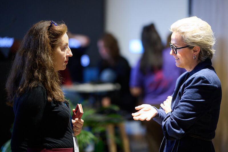 Karin Riebenbauer (Inklusion Österreich) und Irene Promussas (Lobby4Kids) auf der Menschenrechtskonferenz 2026