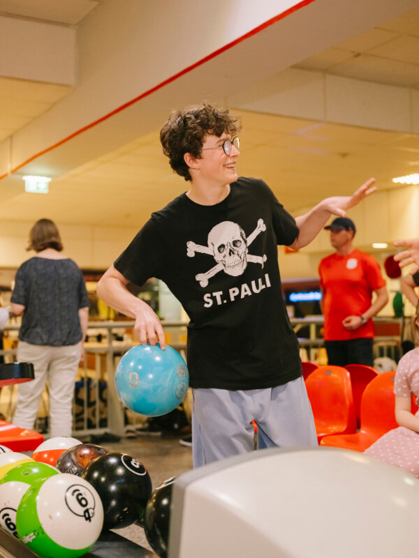 Jugendlicher beim Bowling